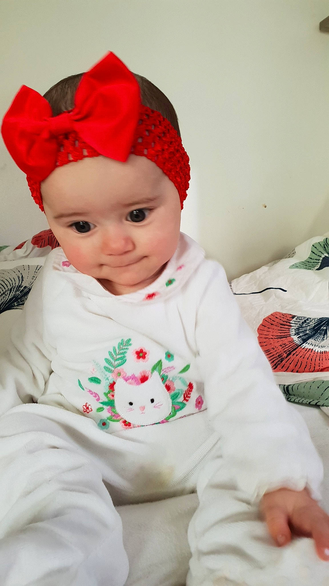 Marilou a rejoint le concours — aidez-le/la à gagner de superbes lots ! baby, baby_toddler_clothing, beanie, child, clothing, headgear, knit_cap, person, pink, sleeve, smile, toddler