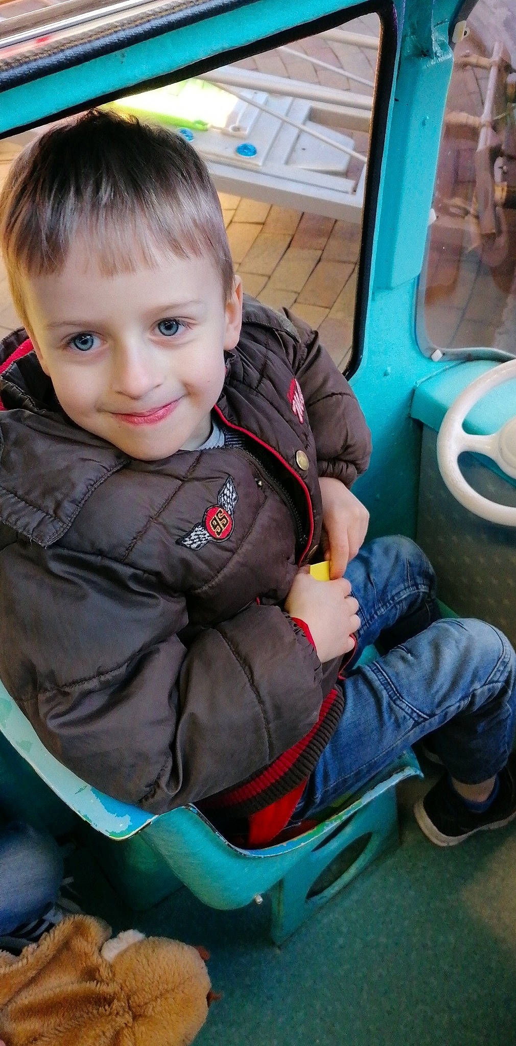 Timéo a rejoint le concours — aidez-le/la à gagner de superbes lots ! auto_part, automotive_design, automotive_exterior, automotive_tire, car_seat, cheek, child, electric_blue, family_car, fun, joy, lap, leg, motor_vehicle, people, person, sitting, skin, smile, snapshot