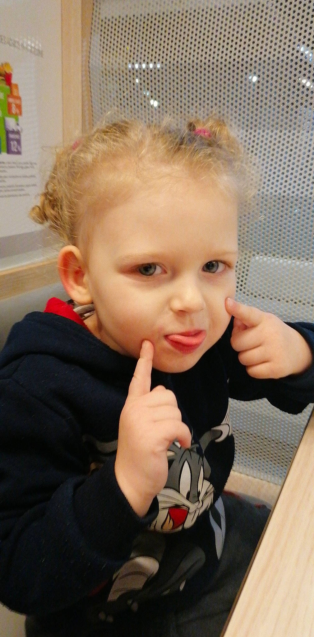 Timéo a rejoint le concours — aidez-le/la à gagner de superbes lots ! baby_toddler_clothing, cheek, child, ear, eyelash, finger, forehead, gesture, hairstyle, hand, happy, jacket, lip, nail, nose, person, skin, sleeve, smile, thumb