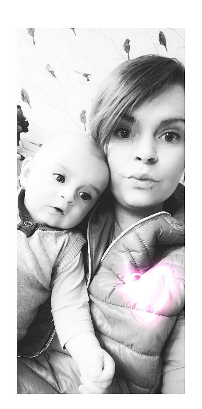 Timéo participe au concours pour gagner de l'argent avec cette photo : art, baby, bangs, black_and_white, cheek, child, comfort, eyebrow, eyelash, flash_photography, gesture, happy, iris, lip, monochrome, monochrome_photography, person, skin, stock_photography, style