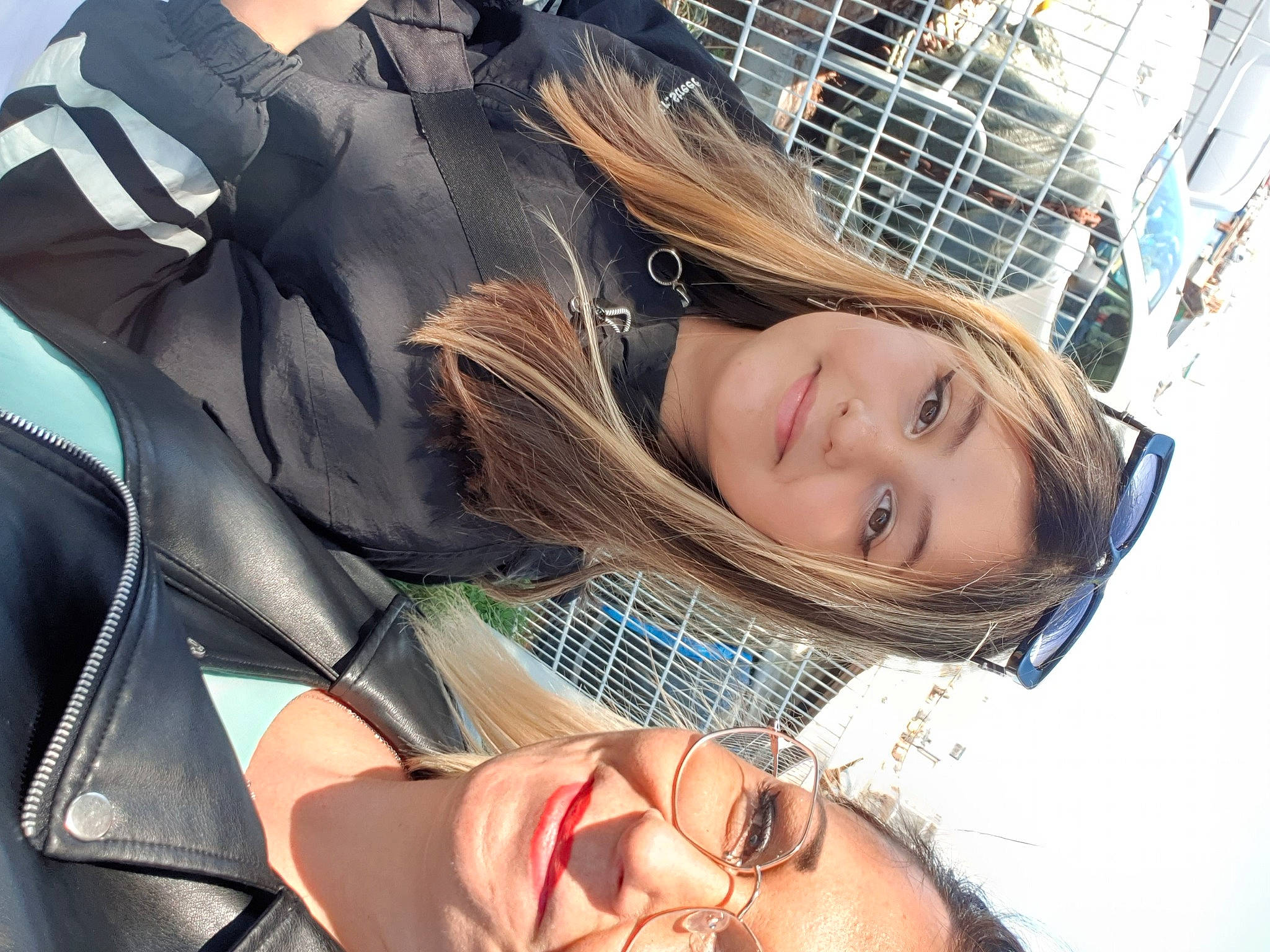 Lupita a rejoint le concours — aidez-le/la à gagner de superbes lots ! automotive_design, black_hair, chest, comfort, cool, eye, eyelash, eyewear, face, facial_expression, fun, gesture, hairstyle, happy, joy, lip, long_hair, mouth, person, skin