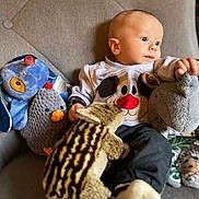 Mayson a rejoint le concours — aidez-le/la à gagner de superbes lots ! baby, child, plush_toy, stuffed_animal, dog_sweater, sitting, chair, indoor, cute, soft_toy, infant, portrait, clothing, couch, face, looking_away, hand, footwear, cozy, comfort