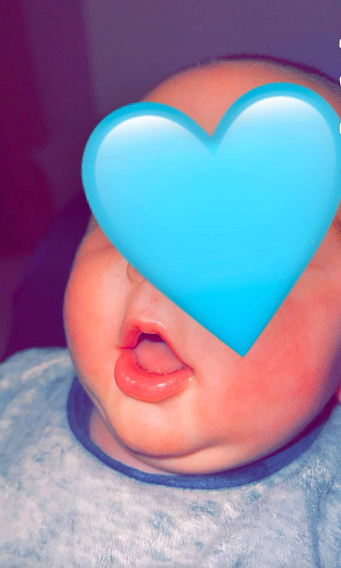 Giulio participe au concours pour gagner de l'argent avec cette photo : azure, blue, cap, chin, ear, electric_blue, eye, eyebrow, finger, gesture, hairstyle, happy, head, headgear, human_body, neck, nose, organ, person, pink