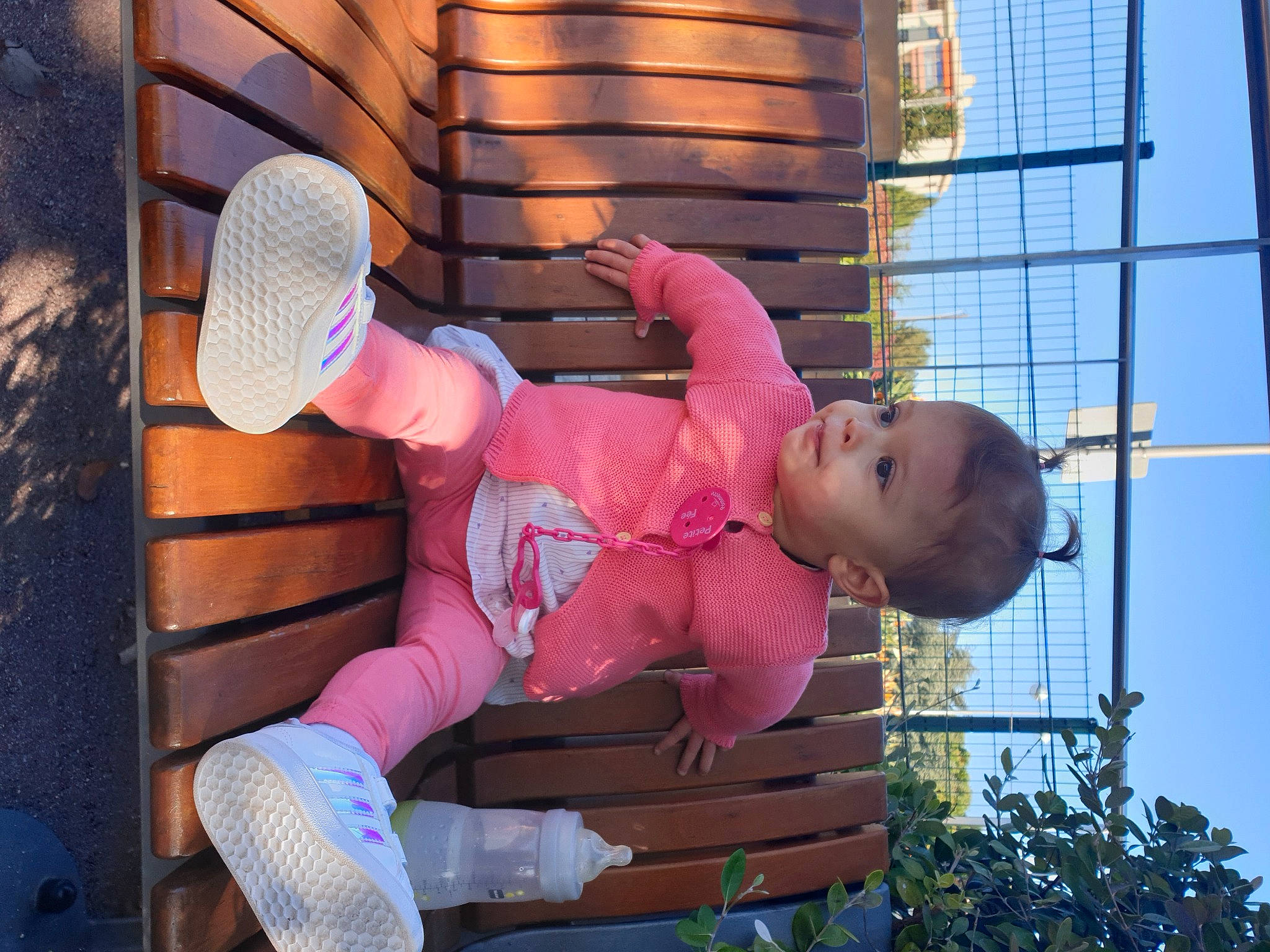 Paola a rejoint le concours — aidez-le/la à gagner de superbes lots ! baby, baby_toddler_clothing, baseball_cap, cap, child, cowboy_hat, fun, grass, happy, hat, leaf, leisure, person, pink, plant, sky, smile, sun_hat, toddler, tree