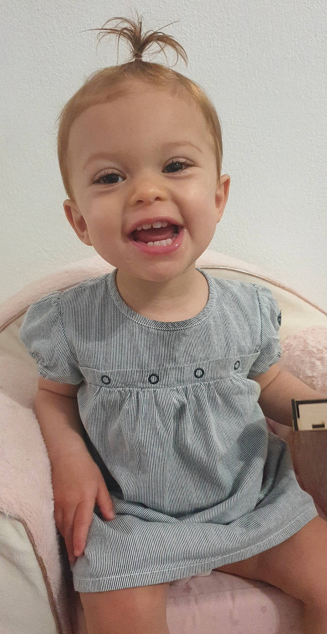 Paola a rejoint le concours — aidez-le/la à gagner de superbes lots ! baby, baby_toddler_clothing, cheek, chin, finger, gesture, happy, human_body, iris, joint, lip, mouth, neck, nose, person, shoulder, skin, sleeve, smile, standing