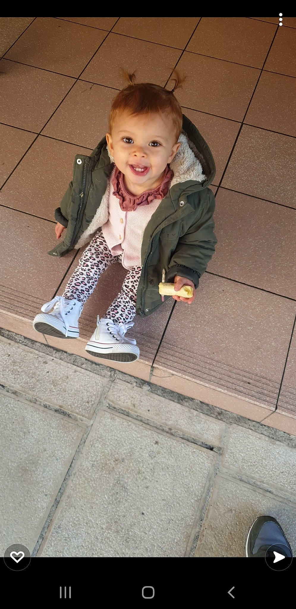 Paola participe au concours pour gagner de l'argent avec cette photo : asphalt, child, city, cobblestone, eye, face, floor, flooring, happy, head, human_leg, joy, person, road, road_surface, sidewalk, sitting, smile, street_fashion, tints_and_shades