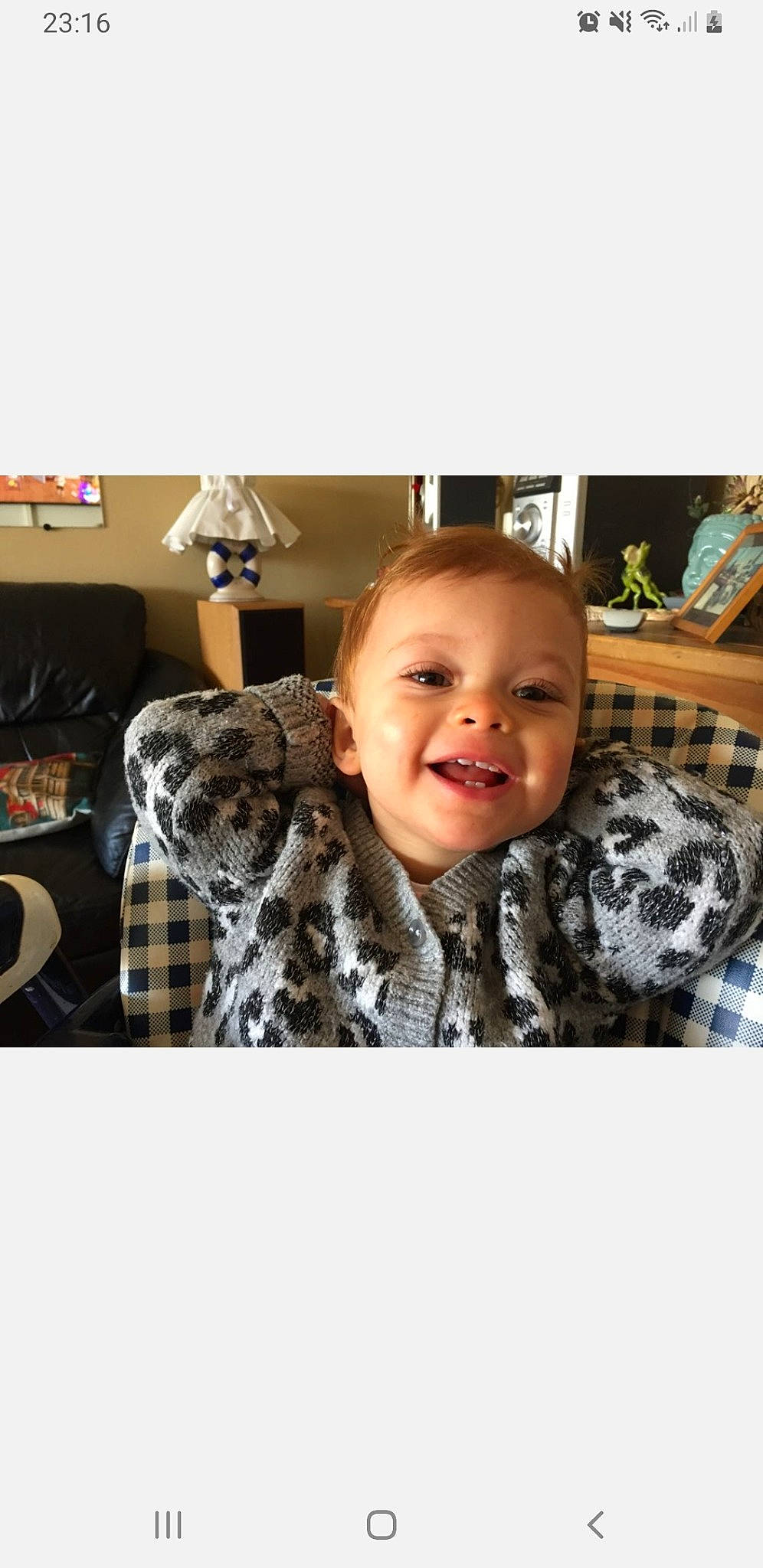 Paola participe au concours pour gagner de l'argent avec cette photo : baby, baby_products, baby_toddler_clothing, child, fashion_accessory, flooring, fur, happy, lamp, linens, pattern, person, plaid, portrait_photography, room, selfie, sitting, sleeve, smile, t_shirt