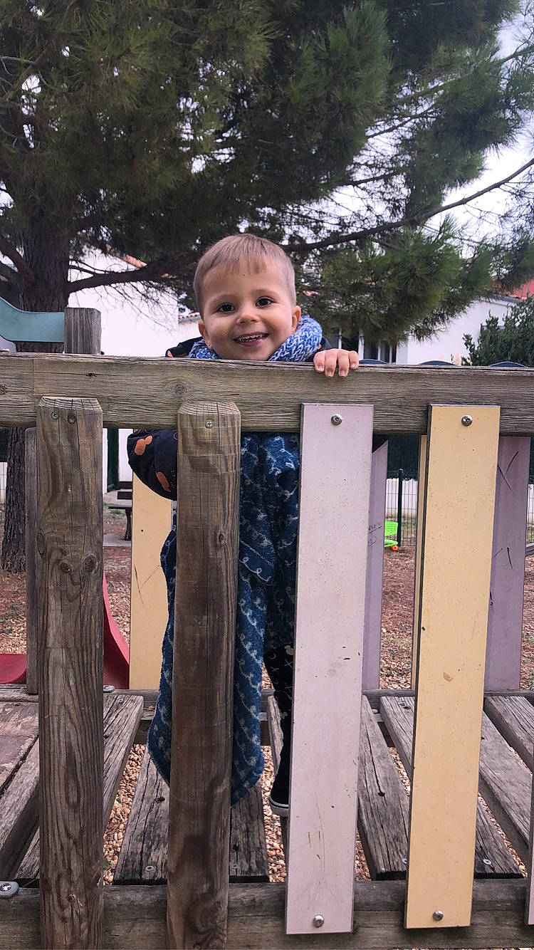 Myron a rejoint le concours — aidez-le/la à gagner de superbes lots ! child, city, fence, fun, grass, handrail, happy, home_fencing, joy, landscape, leaf, leisure, outdoor_play_equipment, person, recreation, sky, smile, spring, t_shirt, toddler