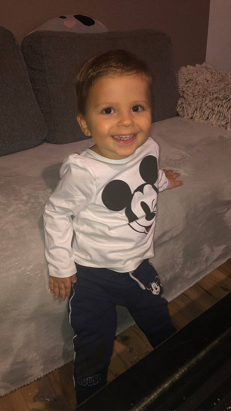 Myron a rejoint le concours — aidez-le/la à gagner de superbes lots ! baby, baby_toddler_clothing, cheek, child, comfort, couch, flash_photography, floor, flooring, fun, happy, joy, linens, pattern, person, room, sitting, sleeve, smile, t_shirt