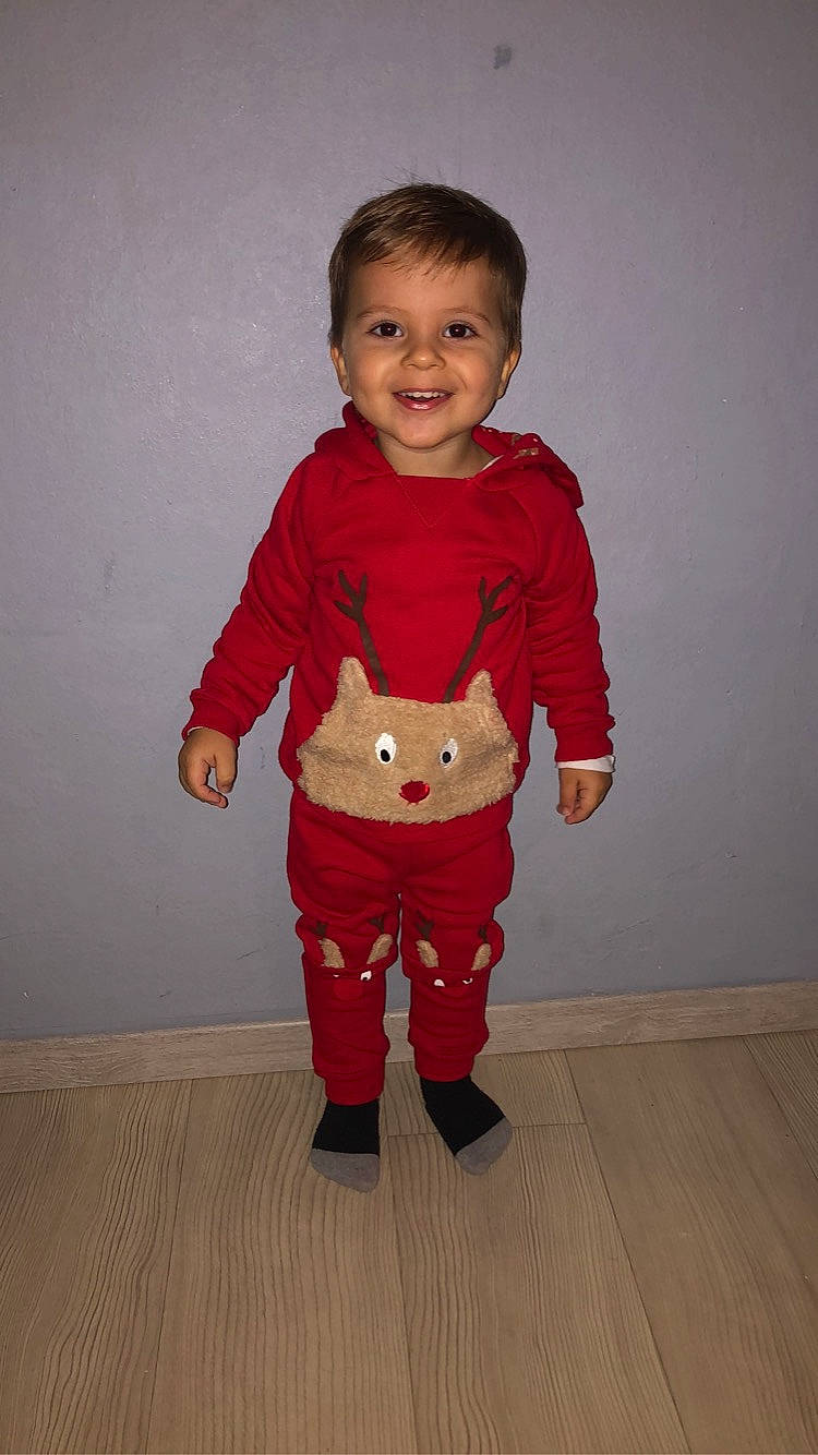 Myron participe au concours pour gagner de l'argent avec cette photo : baby_toddler_clothing, eye, face, floor, flooring, gesture, happy, hardwood, head, human_body, jeans, joy, leg, neck, person, sleeve, smile, t_shirt, toddler, trunk