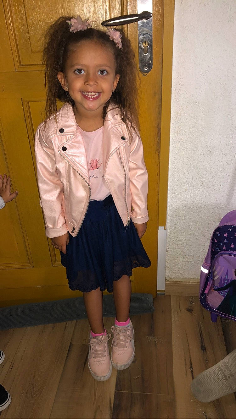 Eliana a rejoint le concours — aidez-le/la à gagner de superbes lots ! beauty, black, brown_hair, child, formal_wear, happy, hime_cut, joy, knee, long_hair, person, pink, school_uniform, shoe, skin, sleeve, smile, sock, standing, thigh