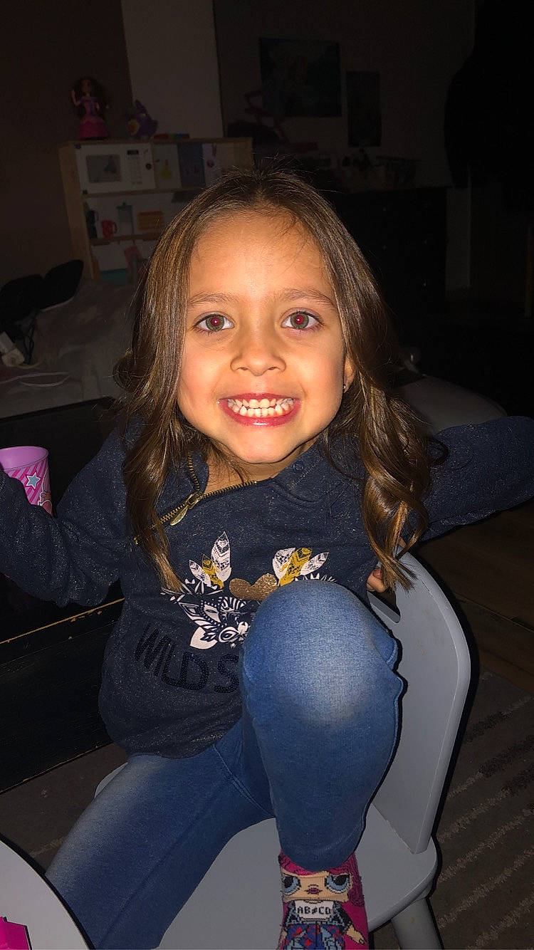 Eliana a rejoint le concours — aidez-le/la à gagner de superbes lots ! black_hair, chair, child, cool, electric_blue, eye, flash_photography, fun, hair, happy, human_body, human_leg, iris, joy, knee, lip, long_hair, person, skin, smile