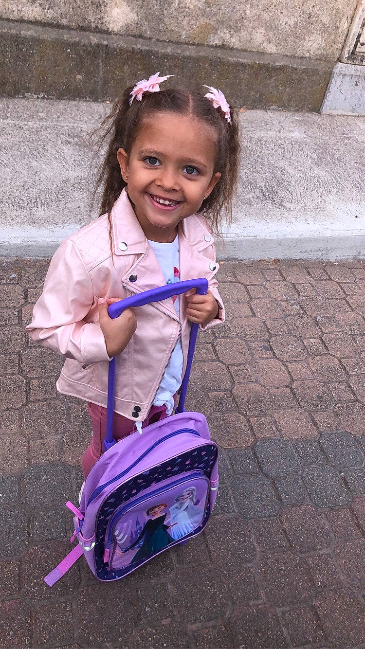 Eliana participe au concours pour gagner de l'argent avec cette photo : baby_carriage, bag, beauty, child, dress, electric_blue, fun, hair, hairstyle, happy, joy, luggage_and_bags, magenta, person, photograph, pink, purple, smile, street_fashion, toddler