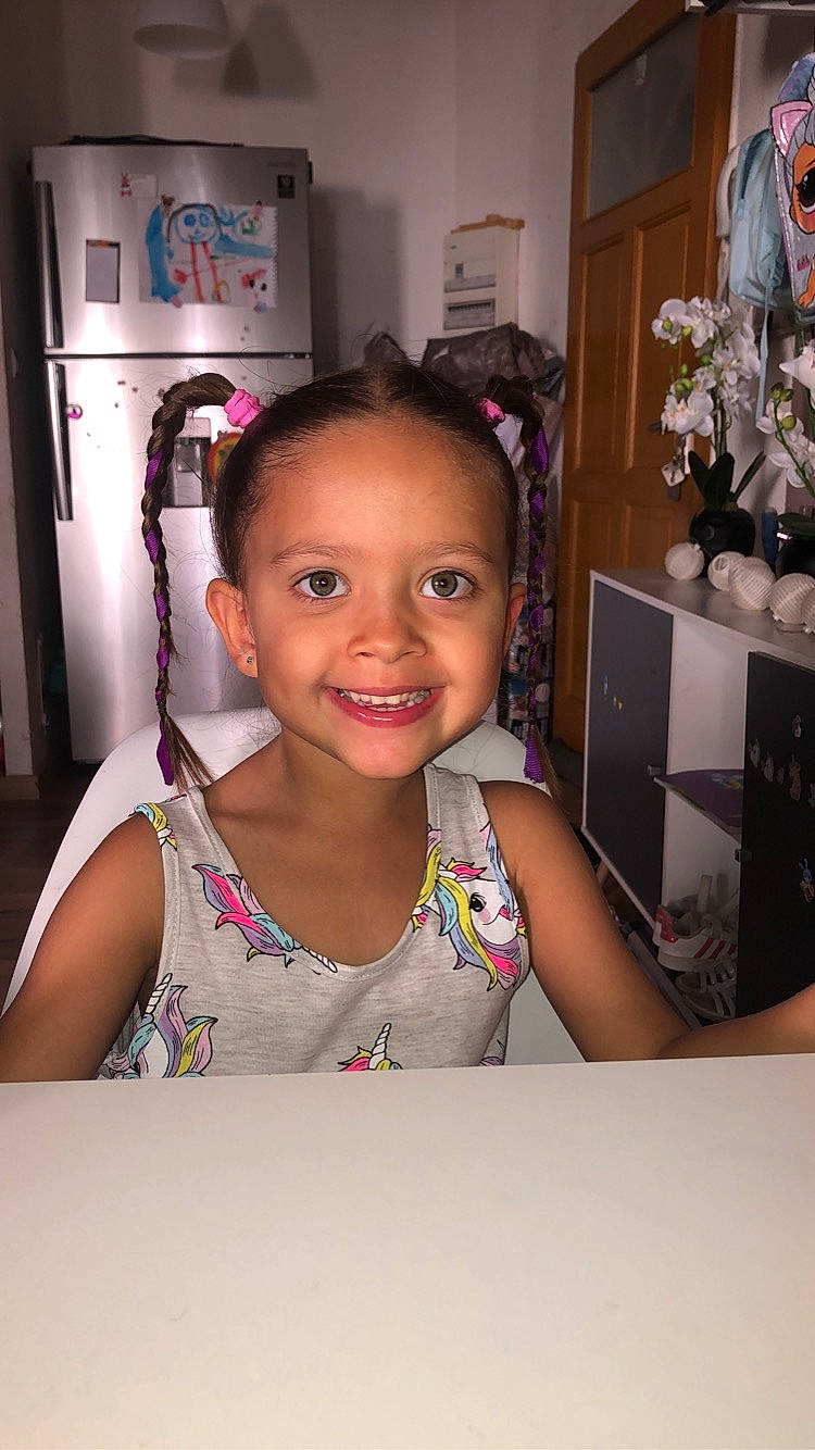 Eliana participe au concours pour gagner de l'argent avec cette photo : beauty, black_hair, cheek, cool, electronic_device, event, eyebrow, eyelash, flash_photography, fun, happy, joy, lip, long_hair, magenta, person, pink, purple, room, skin