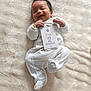 Vincent a rejoint le concours — aidez-le/la à gagner de superbes lots ! baby, infant, smiling, onesie, blanket, card, milestone, lying_down, happy, cute, face, hands, feet, white_clothing, soft_texture, child, portrait, indoors, newborn, celebration
