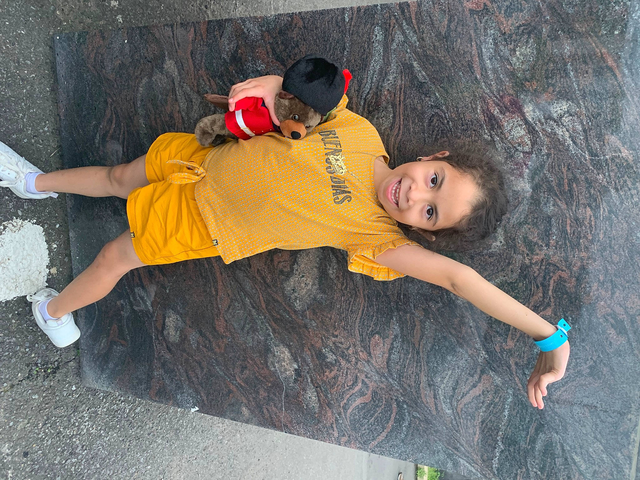Sonia participe au concours pour gagner de l'argent avec cette photo : child, concrete, flooring, fun, grass, happy, human_leg, joy, knee, leisure, person, recreation, shoe, sitting, sneakers, sportswear, t_shirt, thigh, toddler, vacation