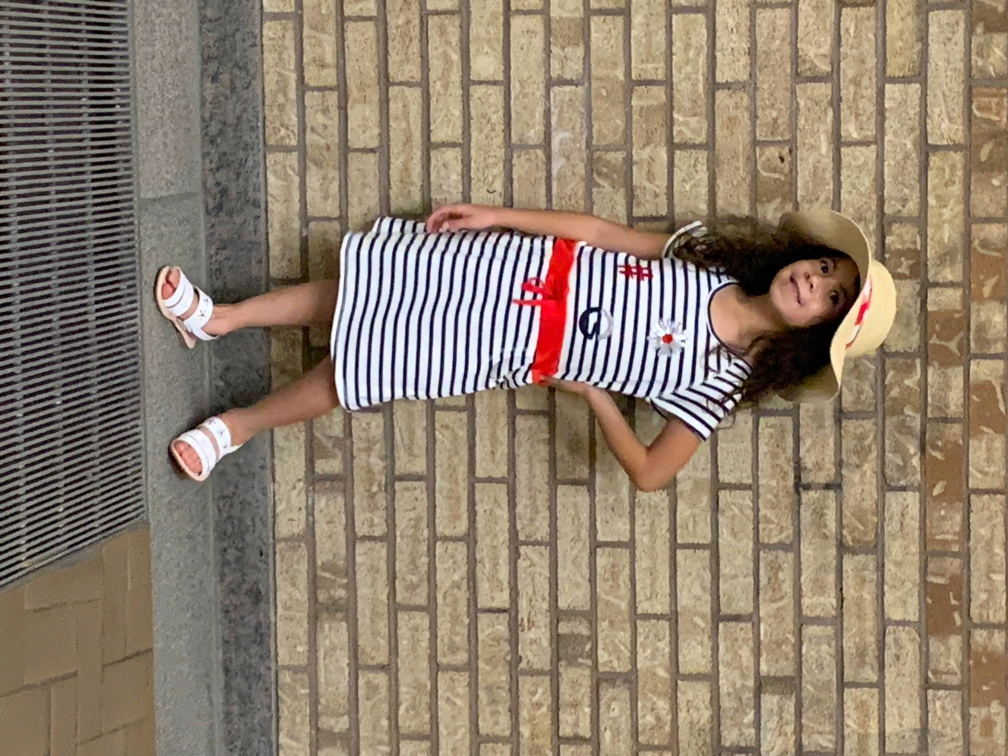 Sonia a rejoint le concours — aidez-le/la à gagner de superbes lots ! composite_material, elbow, eyewear, facade, fashion_design, foot, headwear, human_leg, joy, knee, pattern, person, rectangle, shadow, sleeve, t_shirt, thigh, waist, wood, wrist