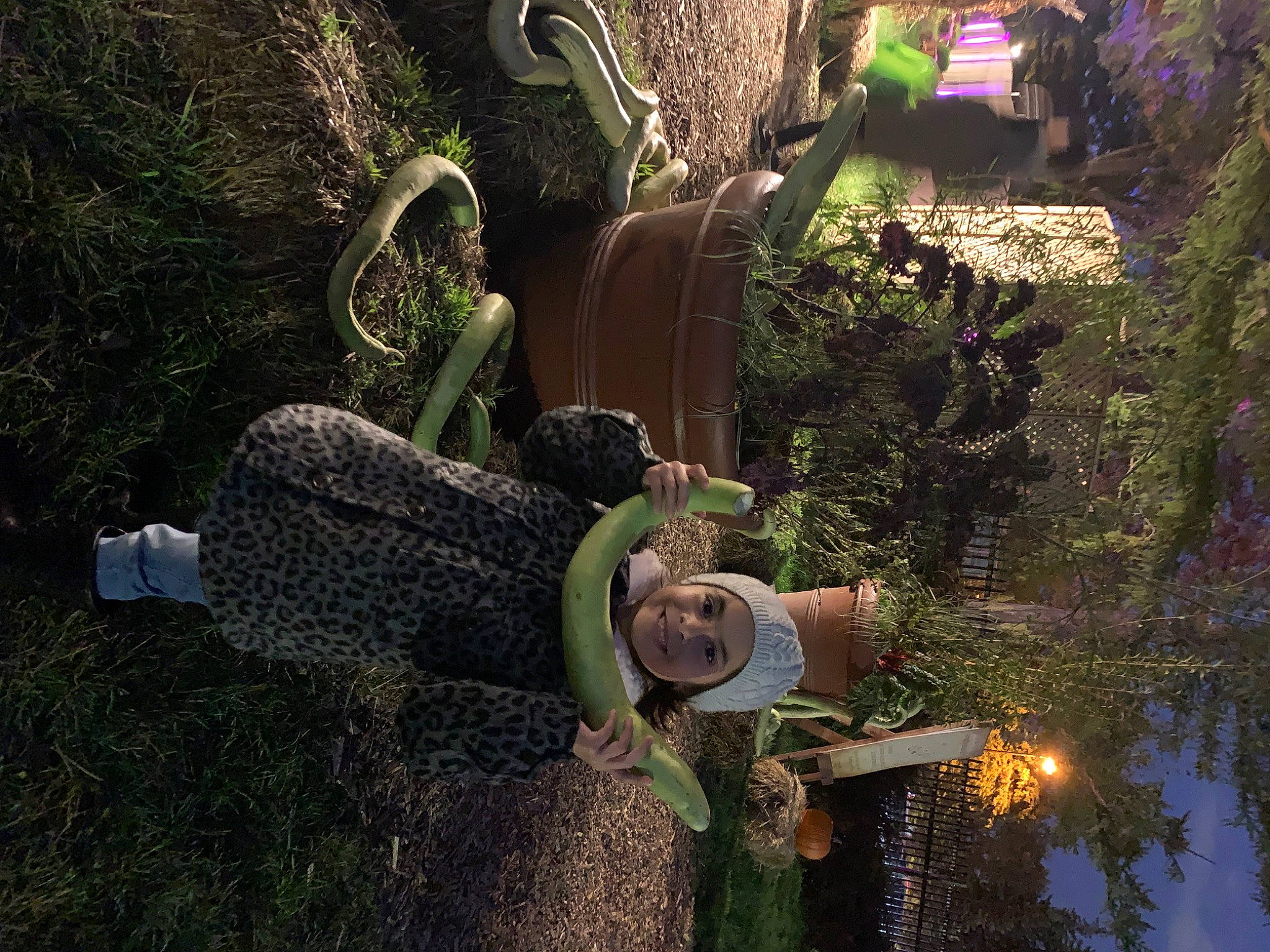 Sonia a rejoint le concours — aidez-le/la à gagner de superbes lots ! auto_part, automotive_tire, automotive_wheel_system, biome, garden, grass, groundcover, headwear, joy, landscape, landscaping, machine, motor_vehicle, person, plant, shrub, soil, terrestrial_plant, tire, tree