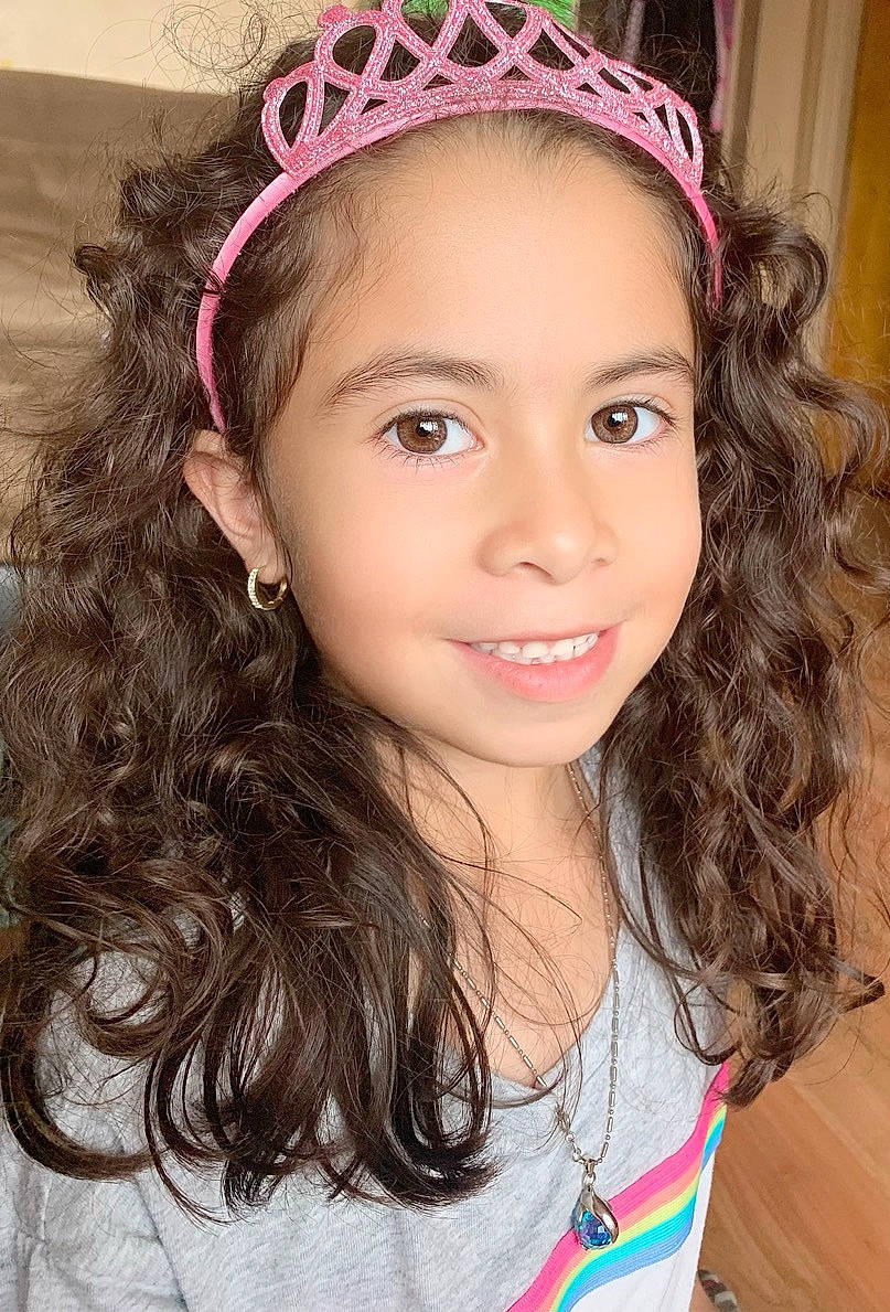 Sonia a rejoint le concours — aidez-le/la à gagner de superbes lots ! black_hair, cheek, chin, cool, eyebrow, eyelash, flash_photography, hair, happy, head, headgear, headpiece, iris, joy, lip, long_hair, neck, nose, person, pink