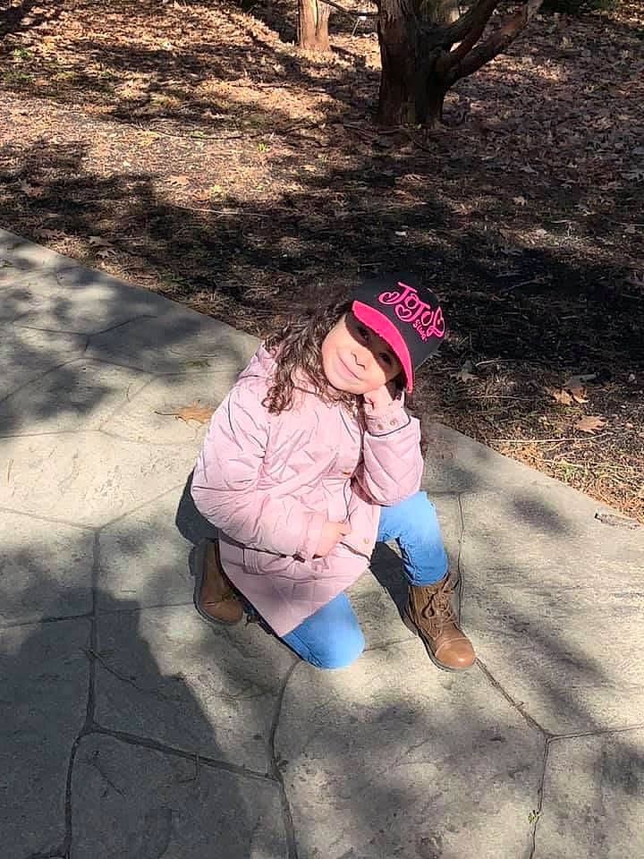 Sonia participe au concours pour gagner de l'argent avec cette photo : beauty, boot, cap, fun, fur, grass, happy, headwear, landscape, leisure, magenta, people_in_nature, person, plant, recreation, road_surface, shadow, sidewalk, sitting, soil