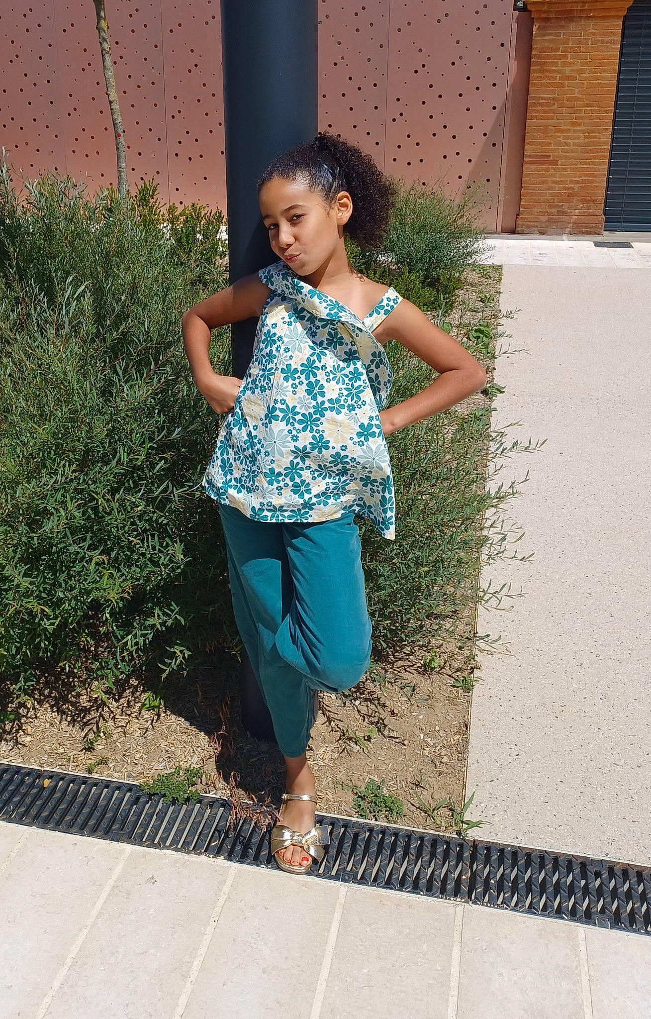 Shaynesse a rejoint le concours — aidez-le/la à gagner de superbes lots ! barefoot, denim, electric_blue, fashion_design, grass, happy, human_leg, knee, leg, leisure, magenta, pattern, person, plant, sidewalk, sleeve, sportswear, t_shirt, thigh, trunk