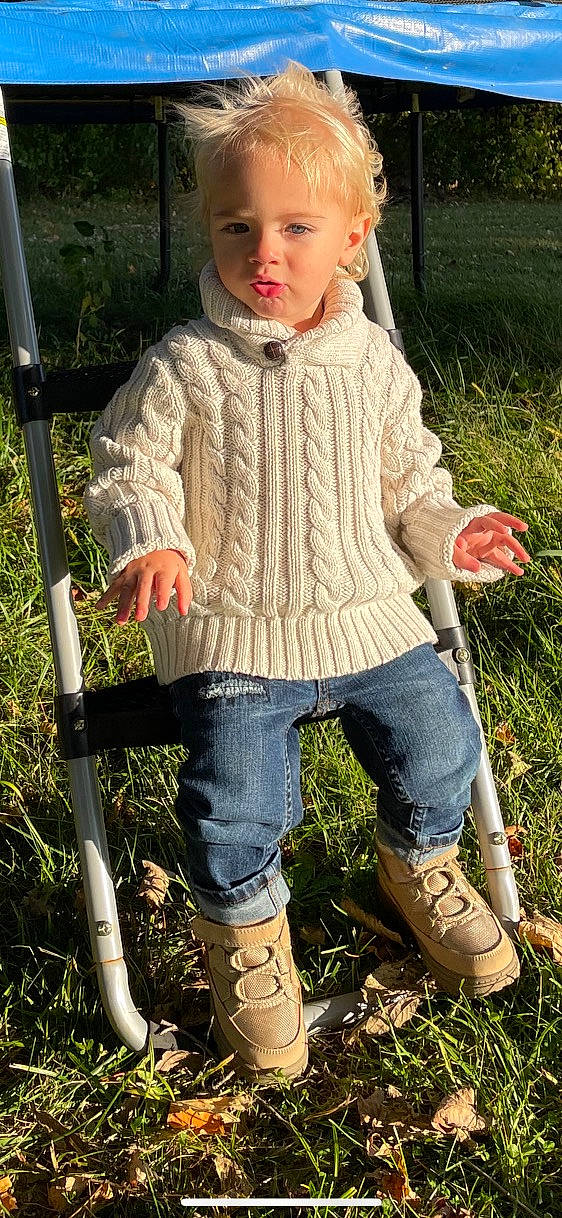Fynn is registered to the contest to win money with this photo: baby_toddler_clothing, blond, chair, child, cool, denim, fun, grass, grass_family, happy, jeans, leg, leisure, people_in_nature, person, plant, shoe, sleeve, sneakers, t_shirt