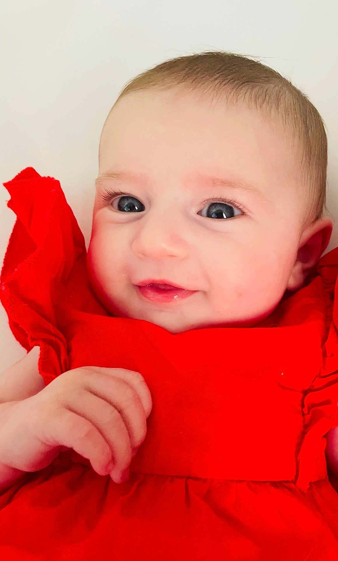 Aurore participe au concours pour gagner de l'argent avec cette photo : baby, infant, smile, red_dress, child, face, hand, closeup, portrait, cute, young, skin, eyes, expression, adorable, human, person, clothing, fingertips, background