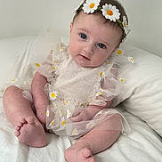 Aurore a rejoint le concours — aidez-le/la à gagner de superbes lots ! adorable, baby, child, cute, daisies, dress, feet, flower_crown, hand, headband, indoor, infant, person, portrait, sitting, skin, soft, tulle, white, young