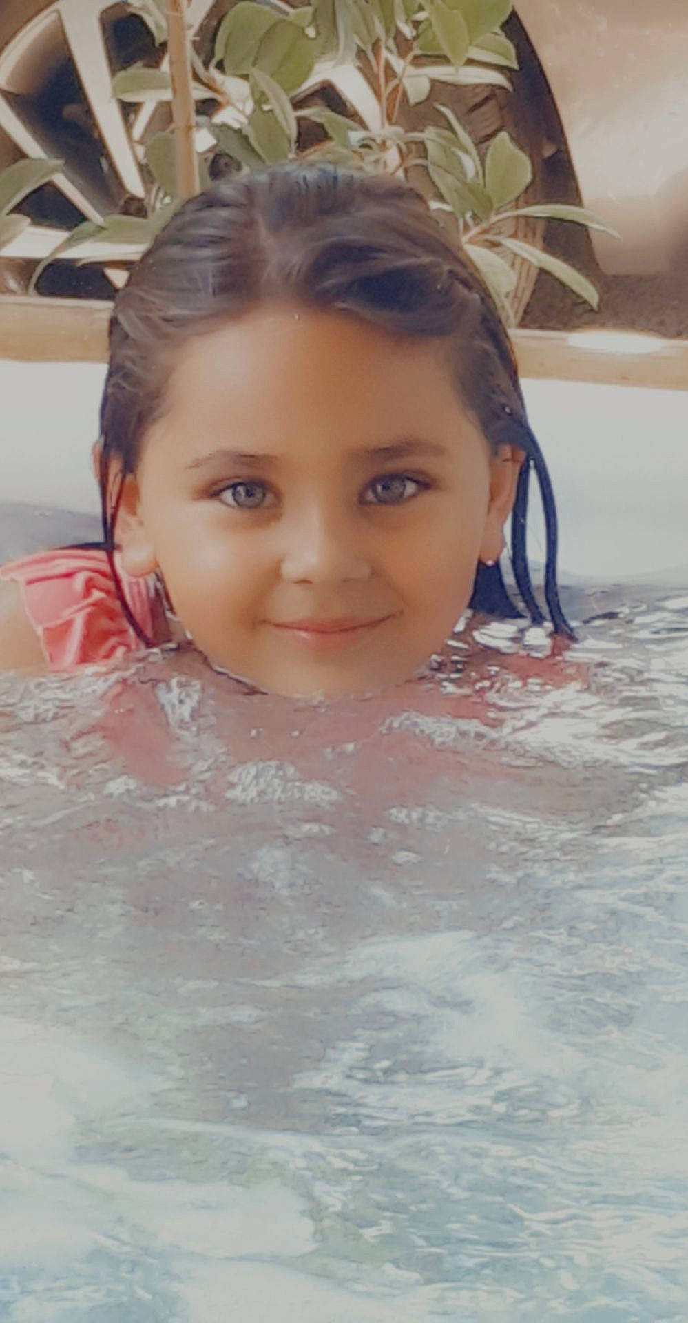 Nabila participe au concours pour gagner de l'argent avec cette photo : bathing, cheek, eye, eyebrow, eyelash, face, foam, forehead, happy, iris, joy, leisure, lip, neck, nose, person, skin, smile, swimming_pool, toddler
