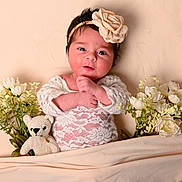 Lilya a rejoint le concours — aidez-le/la à gagner de superbes lots ! baby, infant, flower_headband, lace_clothing, teddy_bear, flowers, blanket, soft_texture, cute, portrait, newborn, resting, cozy, indoor, adorable, child, pretty, still_life, gentle, peaceful