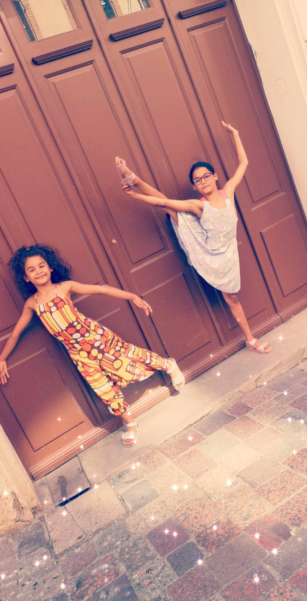 Stephie a rejoint le concours — aidez-le/la à gagner de superbes lots ! arm, flash_photography, floor, flooring, fun, gesture, happy, interior_design, joy, leg, leisure, orange, organ, person, purple, shoulder, standing, sunlight, textile, tints_and_shades