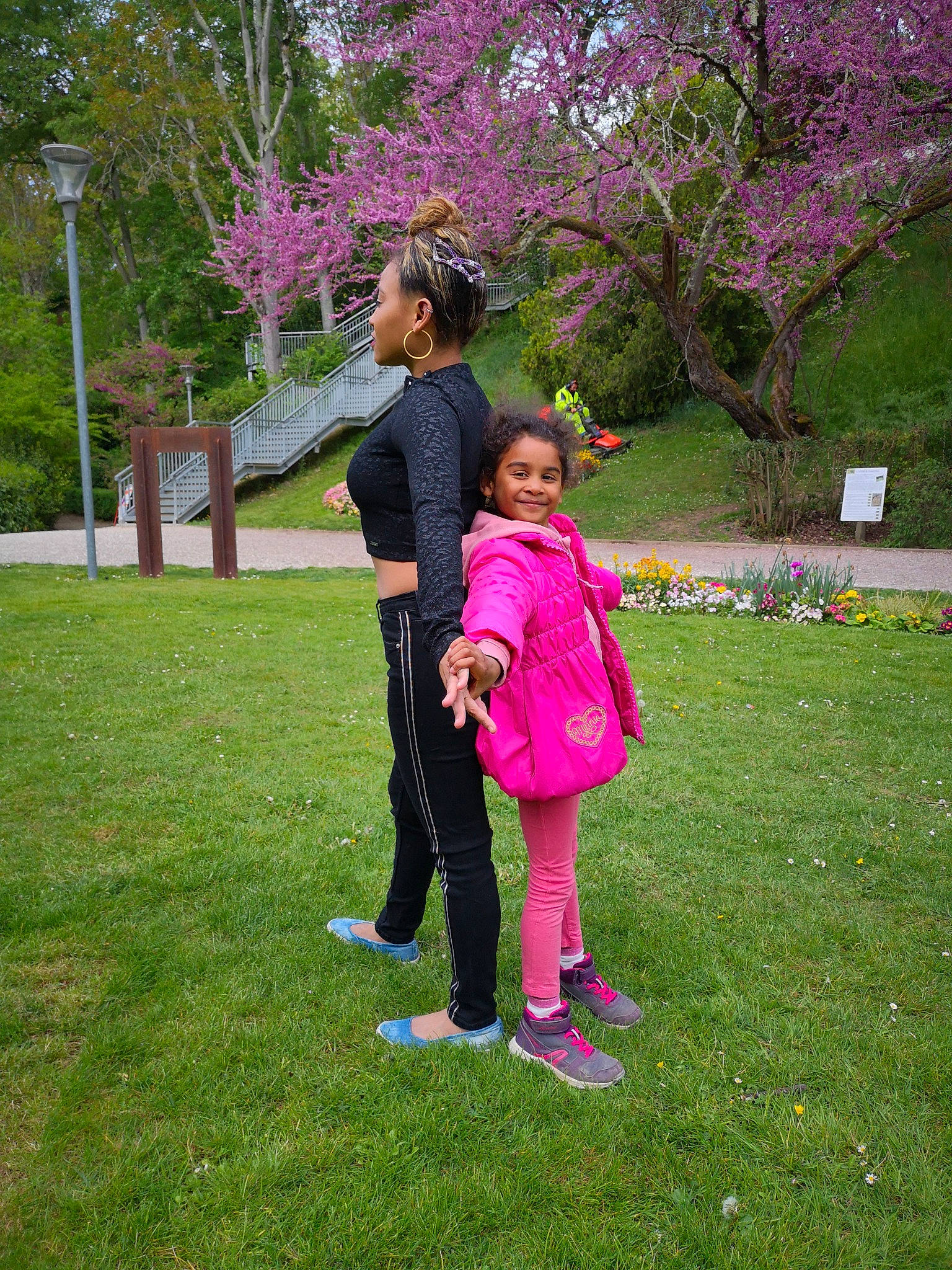 Ruby participe au concours pour gagner de l'argent avec cette photo : blossom, botany, flower, fun, garden, grass, grassland, happy, joy, leisure, magenta, meadow, people_in_nature, person, pink, plant, recreation, smile, spring, toddler