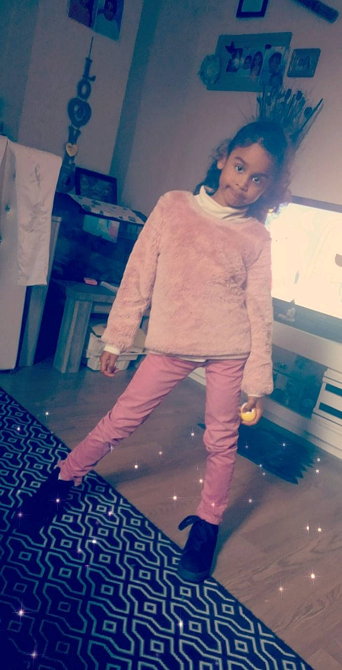 Ruby participe au concours pour gagner de l'argent avec cette photo : denim, electric_blue, entertainment, event, fashion_design, flash_photography, floor, flooring, fun, happy, human_leg, knee, leisure, magenta, person, purple, shoe, shoulder, t_shirt, thigh