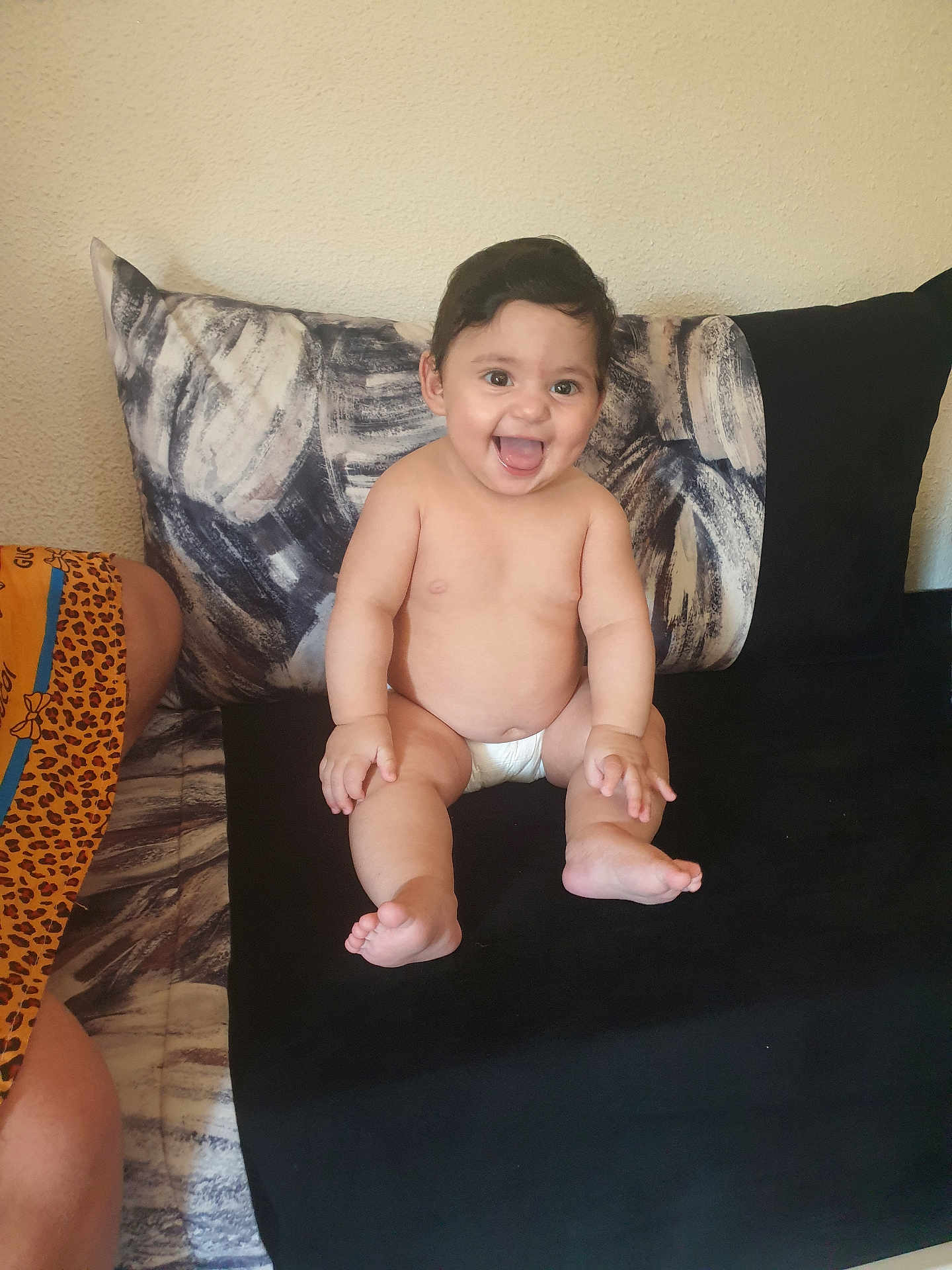 Céline Rajwa a rejoint le concours — aidez-le/la à gagner de superbes lots ! baby, diaper, smiling, sitting, couch, pillow, indoor, child, happy, person, barefoot, cute, infant, plush, home, wall, furniture, skin, expression, young