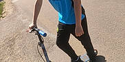 Ayrton participe au concours pour gagner de l'argent avec cette photo : black_pants, blue_shirt, boy, car, casual_clothing, child, daylight, fence, grass, outdoor, person, road, rural, scooter, shadow, sidewalk, sport_shirt, sunny, transportation, vehicle