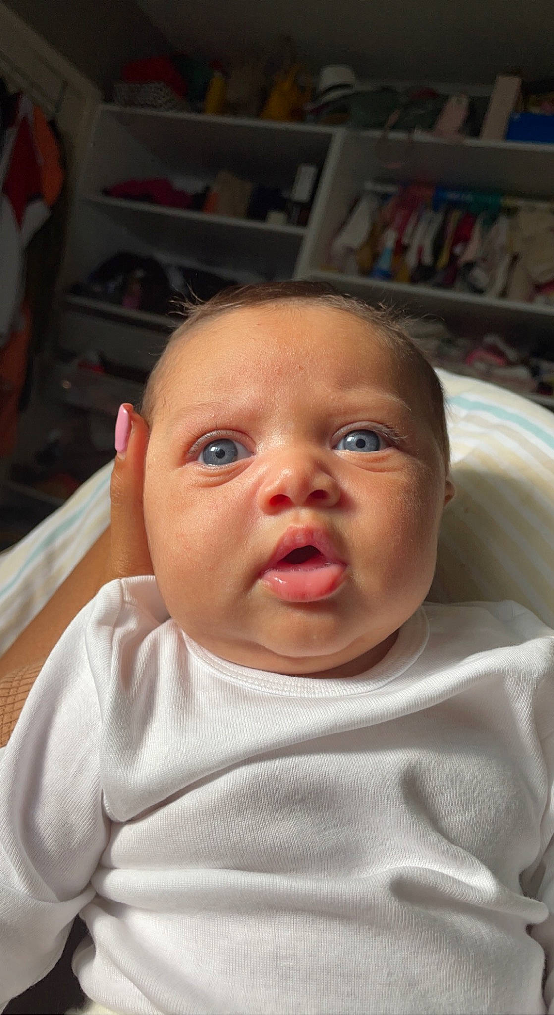 Jäde participe au concours pour gagner de l'argent avec cette photo : baby, baby_toddler_clothing, cheek, chin, comfort, eye, eyebrow, eyelash, happy, head, iris, jaw, lip, mouth, neck, nose, person, skin, sleeve, smile