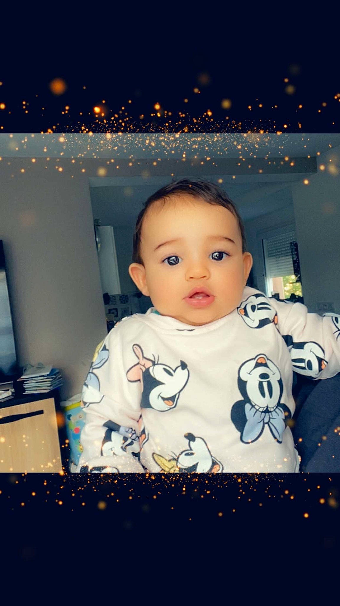 Liyah participe au concours pour gagner de l'argent avec cette photo : baby, baby_toddler_clothing, bib, cheek, child, cool, eyelash, flash_photography, fun, happy, iris, pattern, person, photo_caption, portrait_photography, room, sitting, sleeve, space, t_shirt