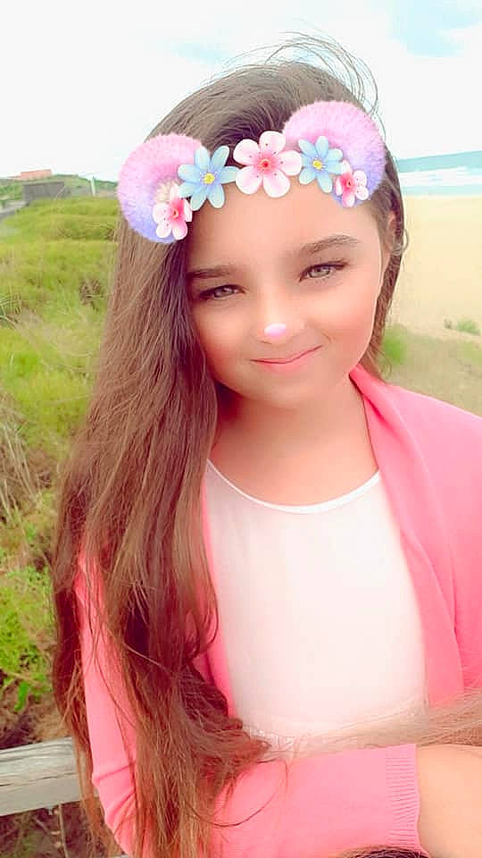 Iliana a rejoint le concours — aidez-le/la à gagner de superbes lots ! brown_hair, ear, fashion_accessory, forehead, girl, hair_accessory, hair_coloring, hair_tie, headband, headgear, headpiece, joy, long_hair, magenta, person, pink