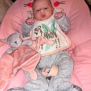 Caméllya a rejoint le concours — aidez-le/la à gagner de superbes lots ! baby, infant, pink, plush_toy, bunny, bib, gray_clothing, cute_face, indoor, seat, soft_toy, child, newborn, cozy, cute, pouty_face, comfort, animal_print, resting, adorable