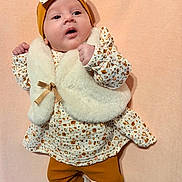 Caméllya a rejoint le concours — aidez-le/la à gagner de superbes lots ! adorable, baby, bow, child, clothing, cute, expression, fist, headband, indoor, infant, leggings, lying_down, newborn, pattern, pink_background, portrait, socks, soft_texture, vest