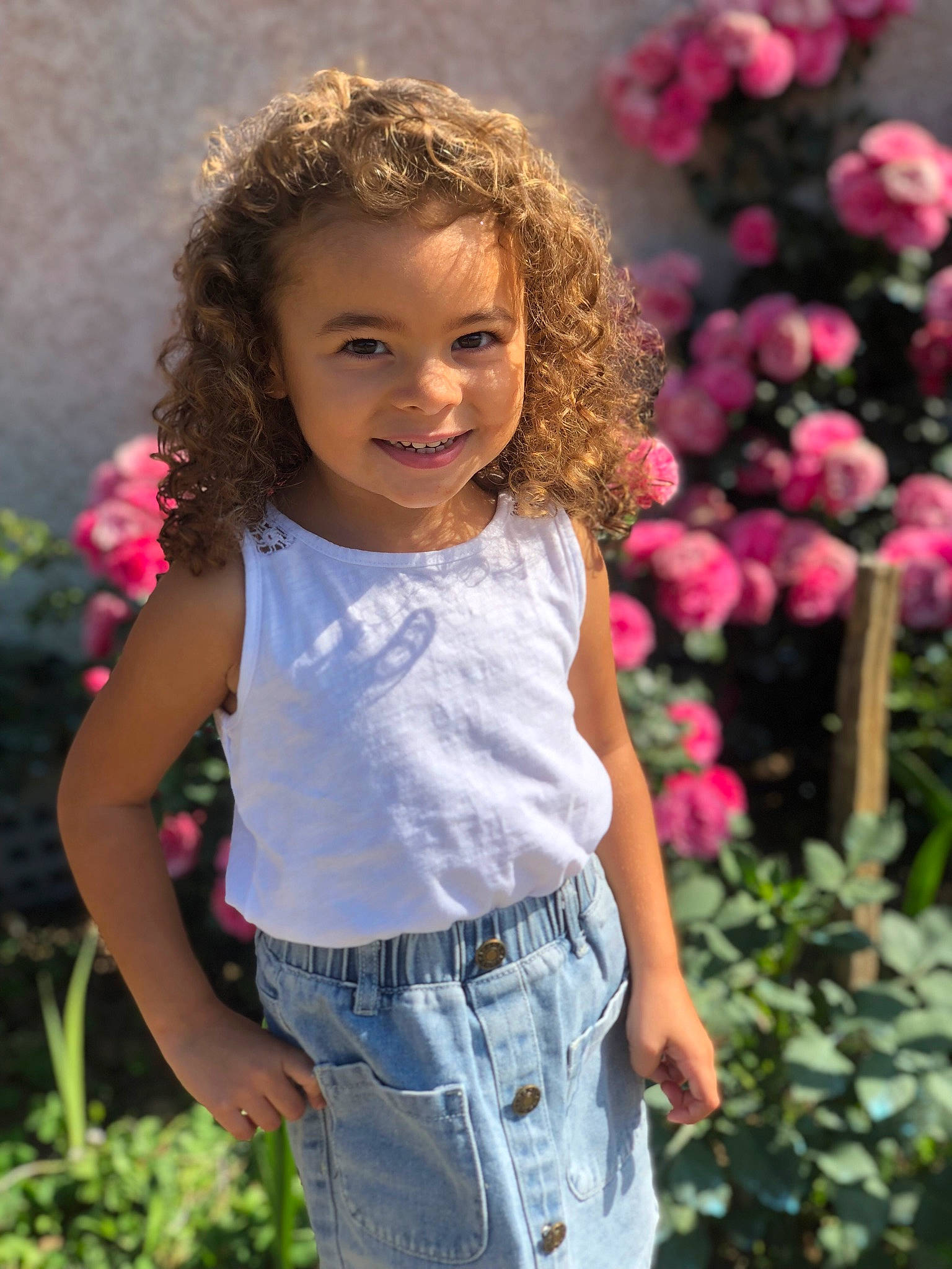 Naëlle a rejoint le concours — aidez-le/la à gagner de superbes lots ! eye, face, flower, grass, hair, happy, head, human_body, iris, joy, lip, people_in_nature, person, photograph, pink, plant, skin, sleeve, smile, standing