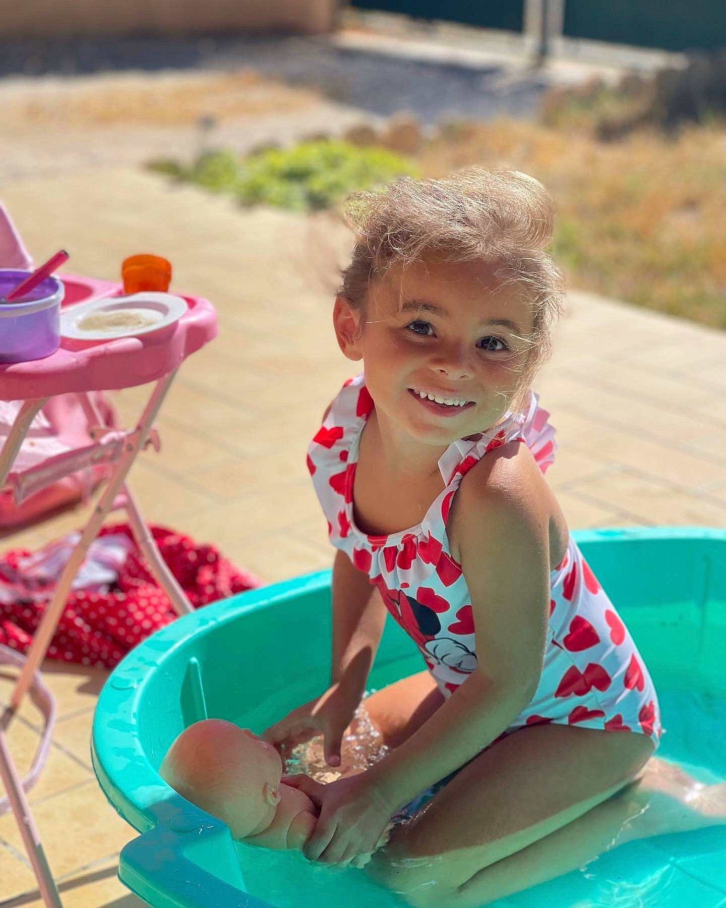 Naëlle a rejoint le concours — aidez-le/la à gagner de superbes lots ! baby_playing_with_toys, bathing, chair, child, event, fun, happy, joy, leisure, nonbuilding_structure, party, person, play, recreation, sitting, smile, summer, swimwear, thigh, toddler
