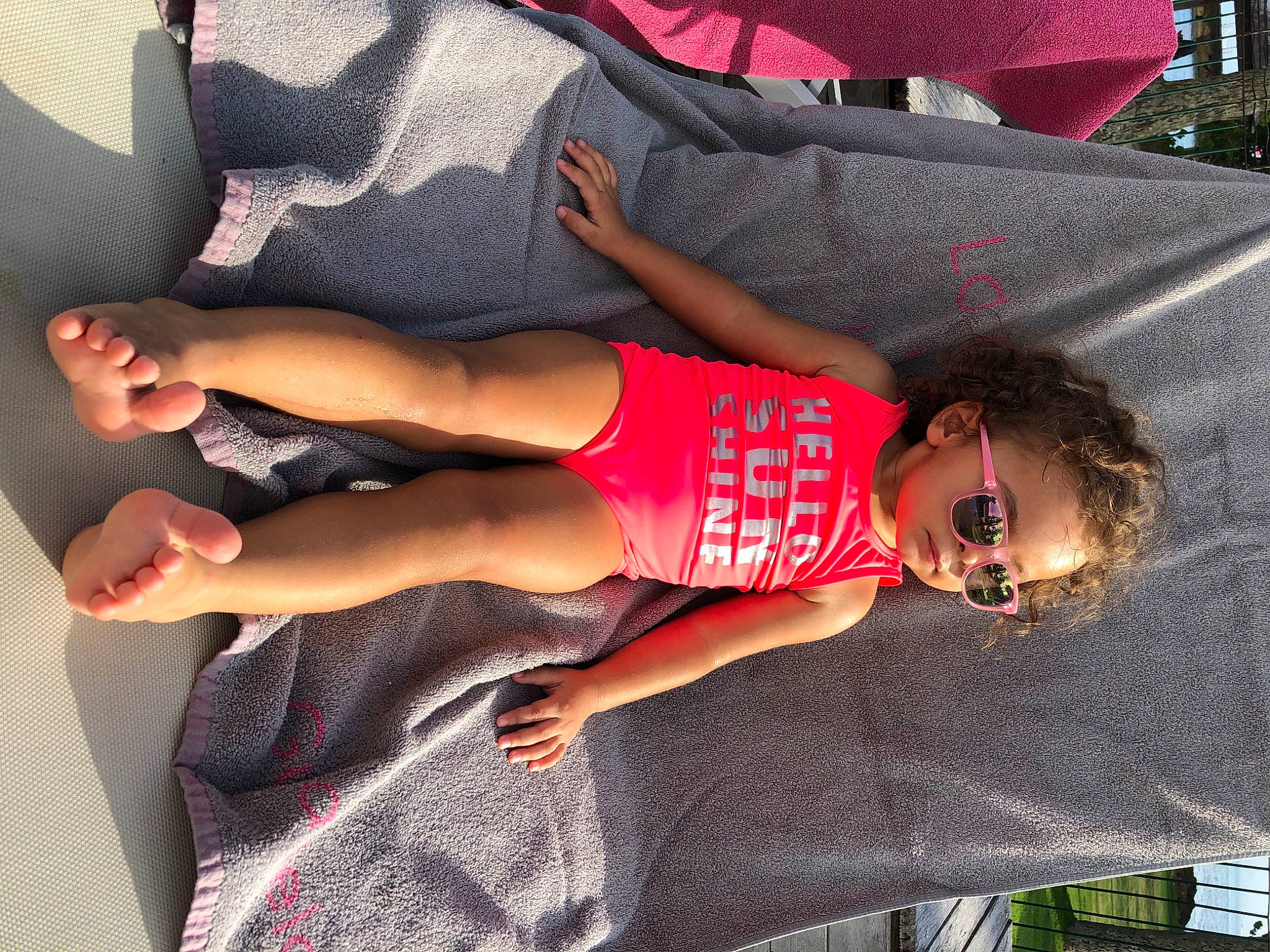 Naëlle a rejoint le concours — aidez-le/la à gagner de superbes lots ! arm, beauty, black_hair, cool, eyewear, glasses, human_leg, joint, knee, leg, person, photography, pink, plant, sitting, smile, sportswear, t_shirt, thigh, trunk