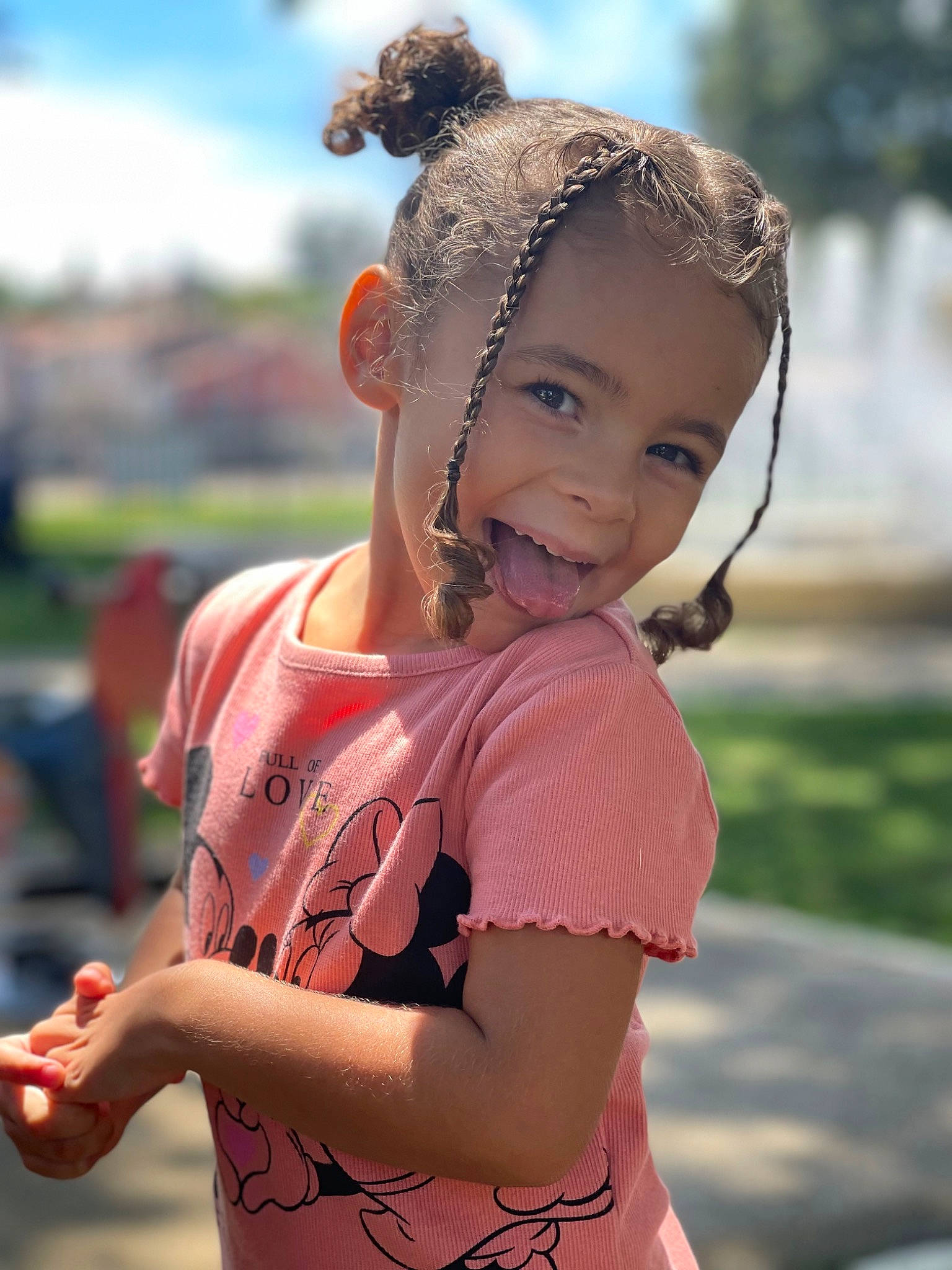 Naëlle a rejoint le concours — aidez-le/la à gagner de superbes lots ! chest, eye, facial_expression, fun, grass, happy, human_body, jewellery, joy, leisure, long_hair, navel, neck, people_in_nature, person, pink, skin, sky, smile, summer