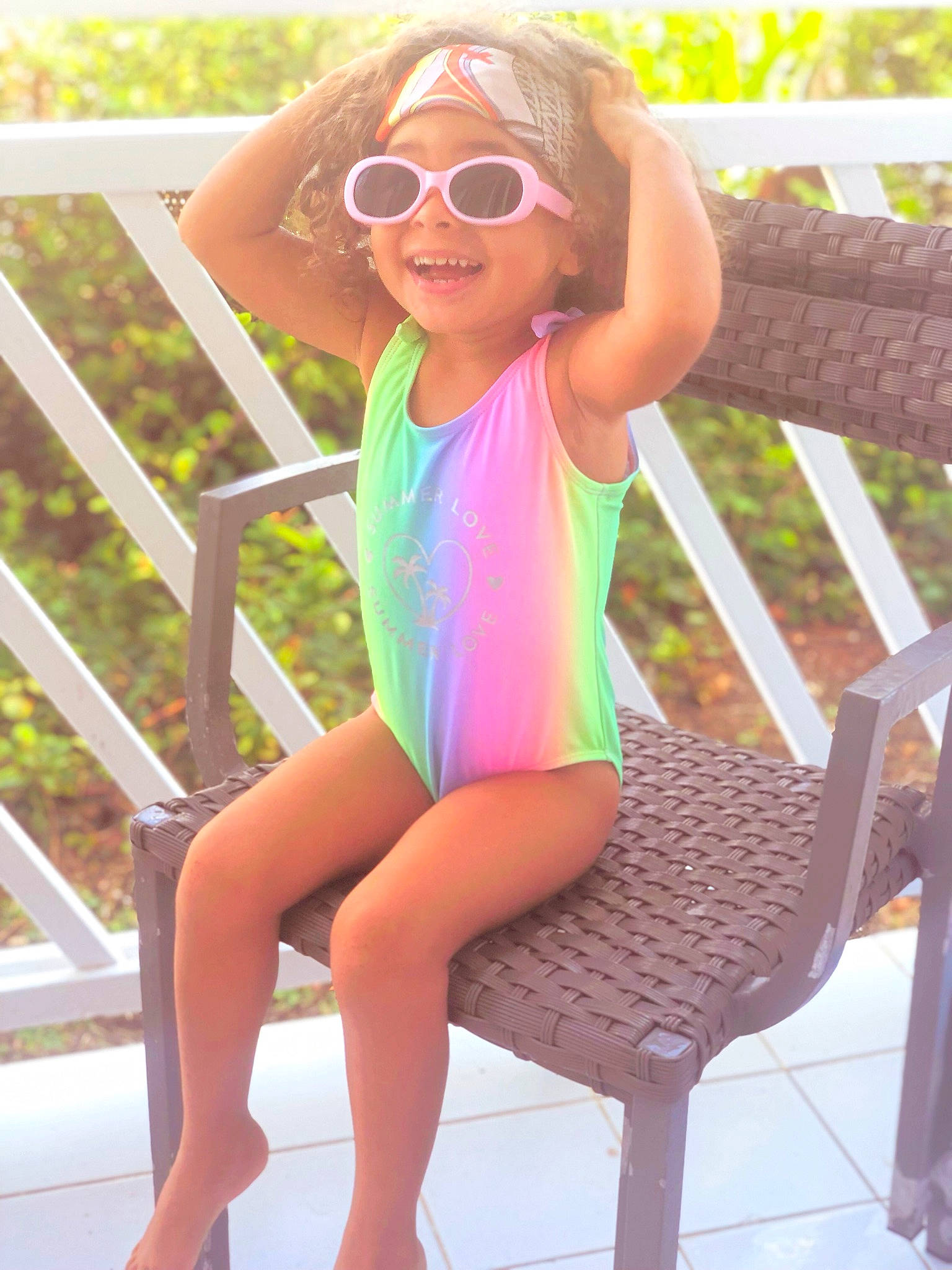 Naëlle a rejoint le concours — aidez-le/la à gagner de superbes lots ! eyewear, fashion, finger, goggles, hairstyle, happy, headwear, joint, knee, leg, leisure, lip, person, pink, shoulder, skin, sleeve, smile, sunglasses, thigh