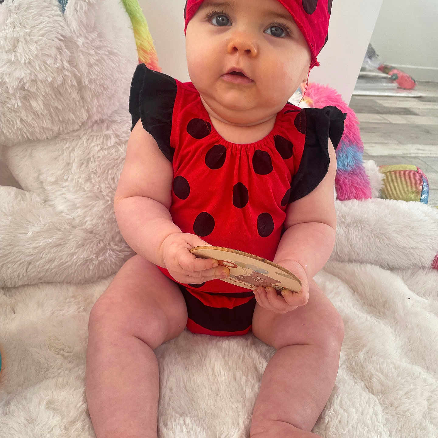 émy a rejoint le concours — aidez-le/la à gagner de superbes lots ! accessories, baby, baseballcap, bodypart, bonnet, cap, clothing, costume, couch, diaper, face, finger, furniture, hand, hat, head, person, photography, portrait, sitting