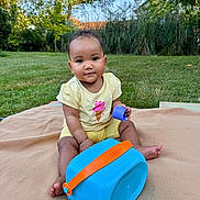 Charlie a rejoint le concours — aidez-le/la à gagner de superbes lots ! baby, blanket, child, cute, feet, garden, grass, greenery, head, infant, nature, outdoor, plastic_container, playing, portrait, sitting, smiling, summer, toy, yellow_clothing