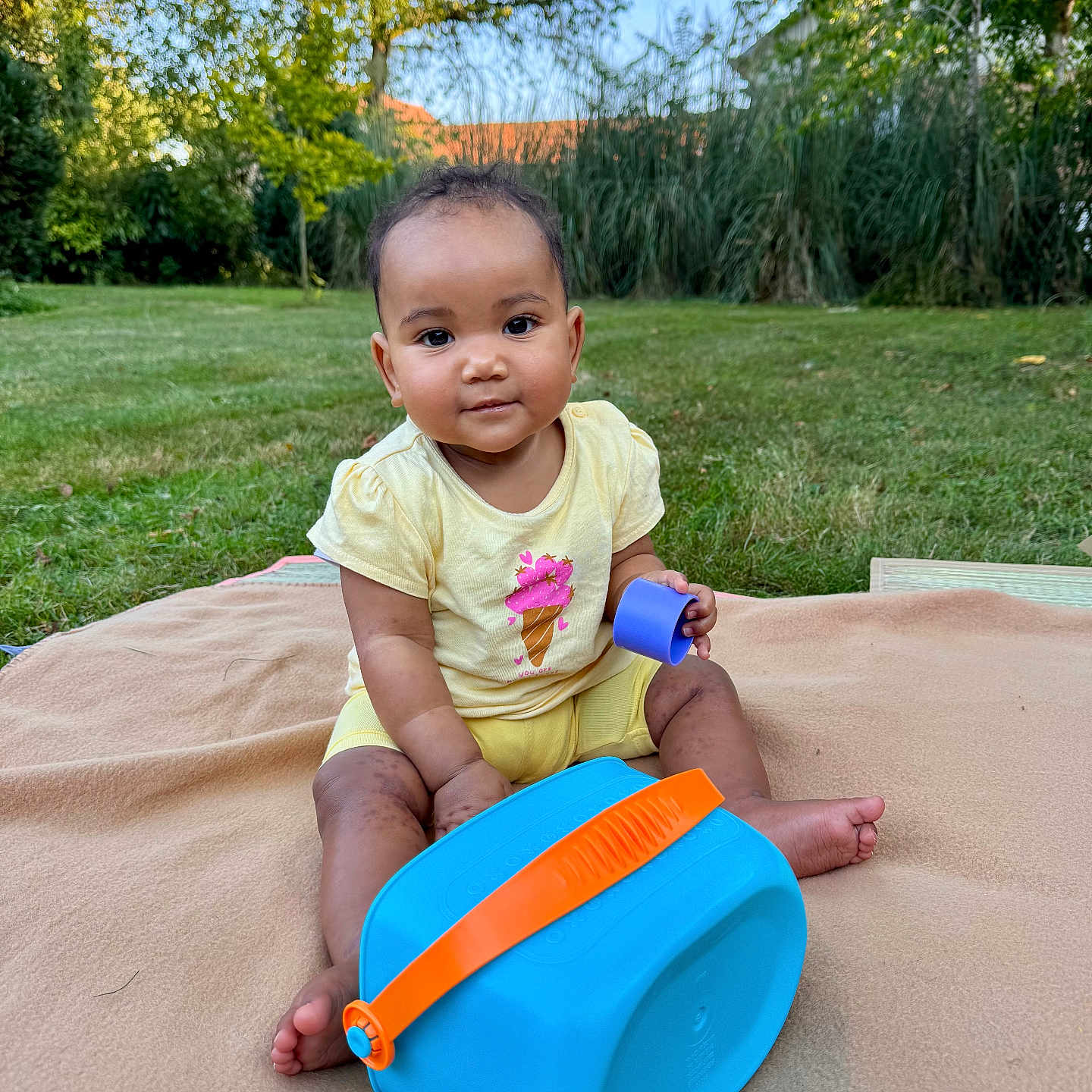 Charlie a rejoint le concours — aidez-le/la à gagner de superbes lots ! baby, blanket, child, cute, feet, garden, grass, greenery, head, infant, nature, outdoor, plastic_container, playing, portrait, sitting, smiling, summer, toy, yellow_clothing