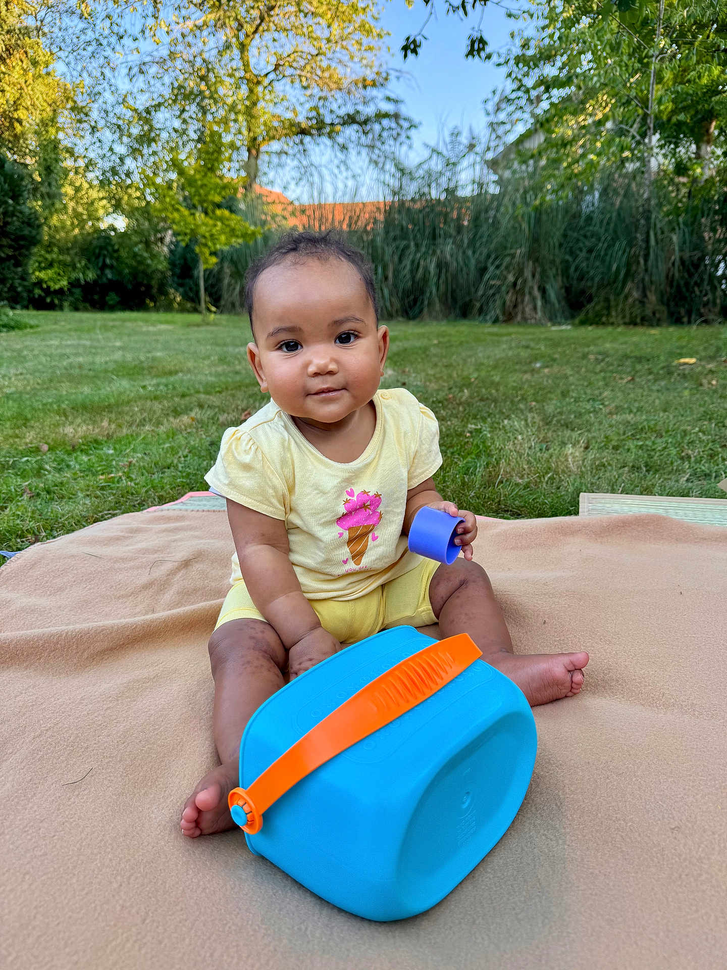 Charlie a rejoint le concours — aidez-le/la à gagner de superbes lots ! baby, blanket, child, cute, feet, garden, grass, greenery, head, infant, nature, outdoor, plastic_container, playing, portrait, sitting, smiling, summer, toy, yellow_clothing