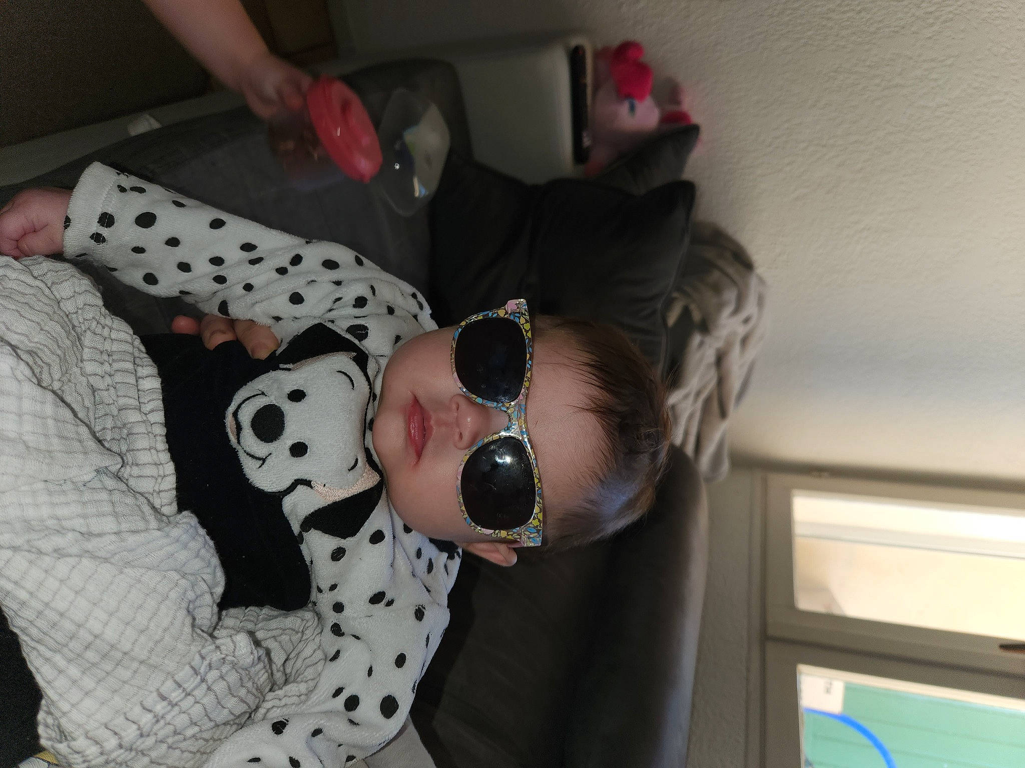 Elona participe au concours pour gagner de l'argent avec cette photo : baby, baby_toddler_clothing, carmine, child, comfort, elbow, eyewear, fun, goggles, pattern, person, room, sleeve, sunglasses, thigh, toddler